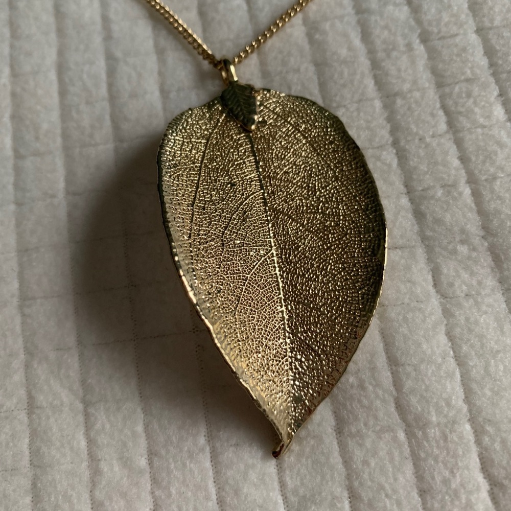 NWT Amrita Singh gold leaf necklace